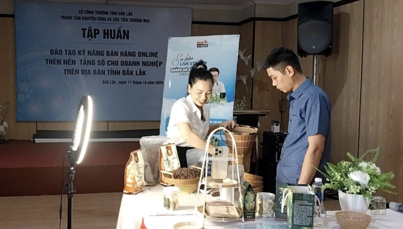 Một công ty thực hiện bán hàng online. Ảnh: Thanh Thảo