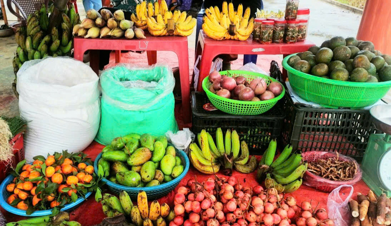 Sản phẩm nông sản, đặc sản của bà con đồng bào dân tộc thiểu số ở vùng cao A Lưới được bày bán ở chợ. Ảnh: Nguyễn Tuấn