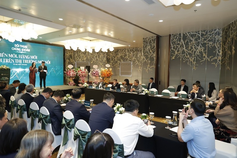 Các chuyên gia nhận định, việc thị trường được nâng hạng đã mở ra cơ hội rất lớn cho chứng khoán Việt Nam hút vốn đầu tư trong và ngoài nước. Ảnh: NH
