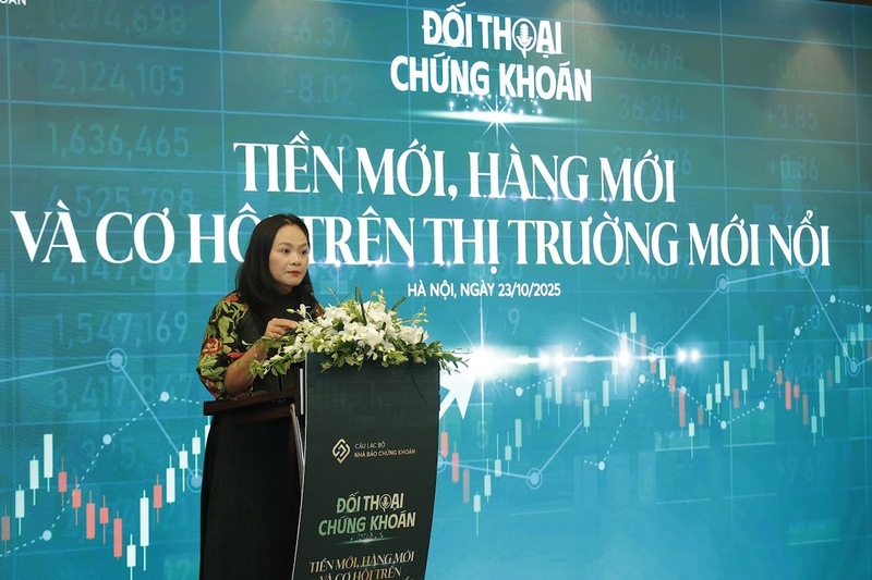 Đối thoại Chứng khoán với chủ đề “Tiền mới, hàng mới và cơ hội trên thị trường mới nổi”, do Câu lạc bộ Nhà báo Chứng khoán Việt Nam tổ chức vào sáng 23/10. Ảnh: NH