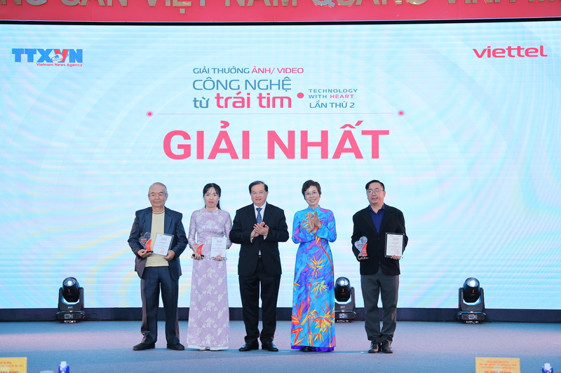 Trao giải Nhất giải thưởng ảnh/video “Công nghệ từ trái tim - Technology with heart” lần thứ 2 cho các tác giả.
