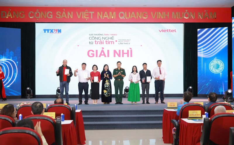 Trao giải Nhì cho các tác giả đạt giải thưởng ảnh/video “Công nghệ từ trái tim - Technology with heart” lần thứ 2.