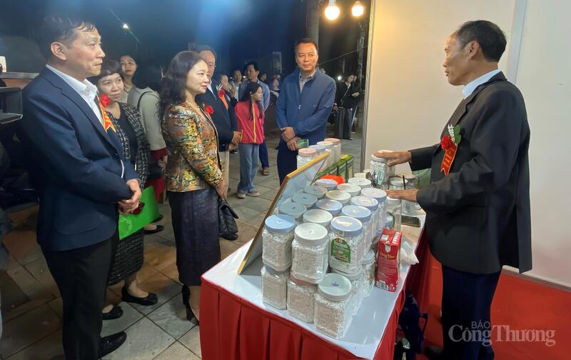 Các đại biểu thăm quan gian hàng tại Chương trình. Ảnh: Thanh Vân