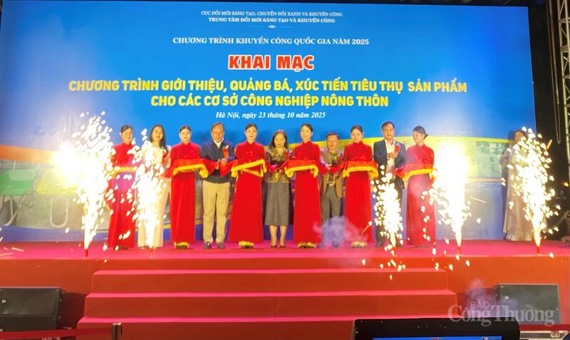 Chương trình giới thiệu, quảng bá, xúc tiến tiêu thụ sản phẩm cho các cơ sở công nghiệp nông thôn. Ảnh: Thanh Vân
