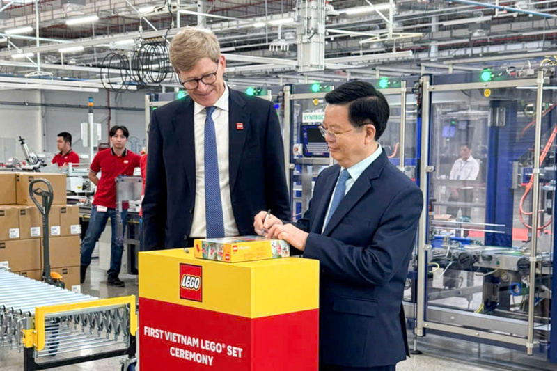 Phó Thủ tướng Mai Văn Chính ký sản phẩm đầu tiên của Nhà máy LEGO Manufacturing Việt Nam. Ảnh: Lego
