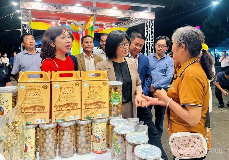 Nhiều sản phẩm hàng hóa đặc sản, thương hiệu vùng miền sẽ được giới thiệu tại Hội chợ Mùa Thu 2025. Ảnh: Hiền Mai