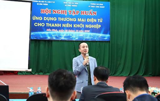 Ông Nguyễn Phan Huy Khôi - Giám đốc Trung tâm Hỗ trợ Thanh niên Khởi nghiệp Việt Nam chia sẻ tại hội nghị.