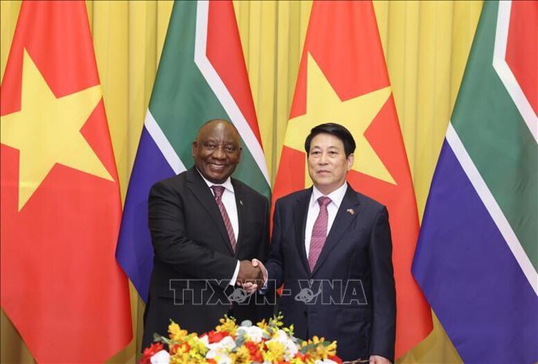 Chủ tịch nước Lương Cường và Tổng thống Nam Phi Matamela Cyril Ramaphosa chụp ảnh chung trước hội đàm. Ảnh: TTXVN