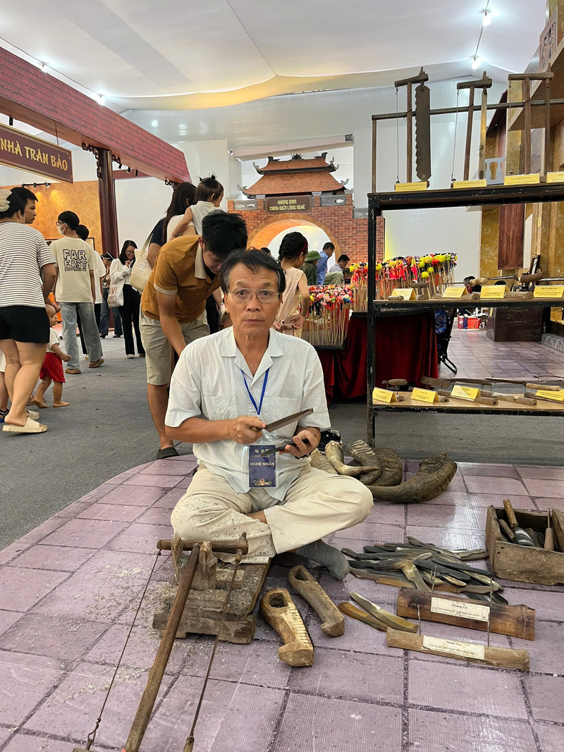 Nghệ nhân Nguyễn Văn Sử chế tác các sản phẩm chế từ sừng.