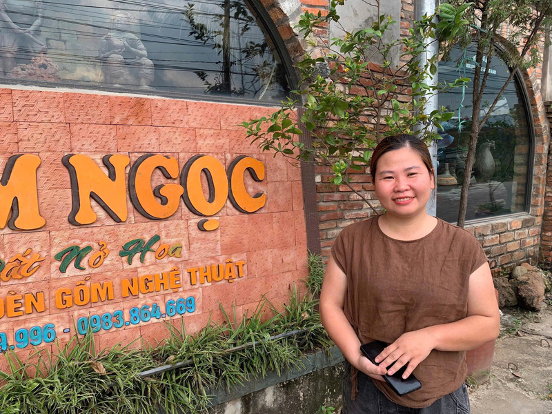 Chị Đoàn Minh Ngọc, chủ cơ sở Gốm Ngọc chia sẻ câu chuyện đưa Gốm Phù Lãng trở thành một văn hóa trải nghiệm du lịch. Ảnh: Mỹ Huyền