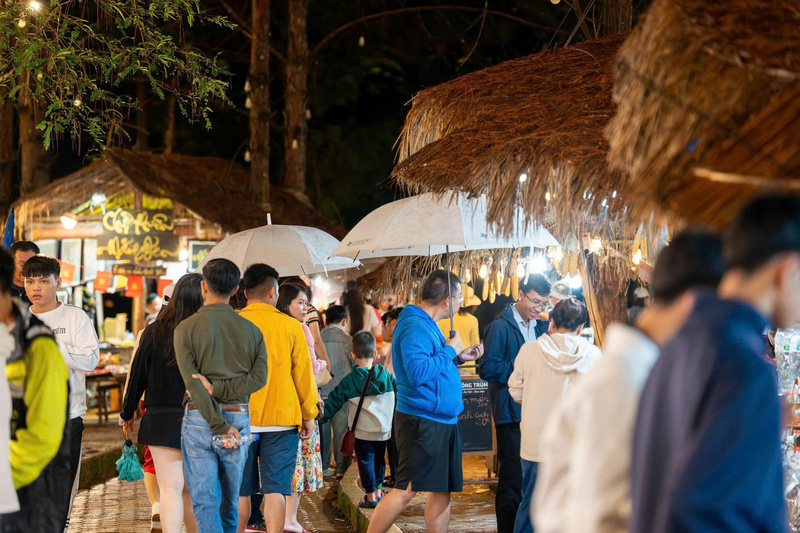 Các sản phẩm dịch vụ mới như phố đi bộ, khu kinh tế đêm, chợ phiên, vườn đá nghệ thuật đang được rất nhiều du khách quan tâm. Ảnh: Nguyễn Dương.