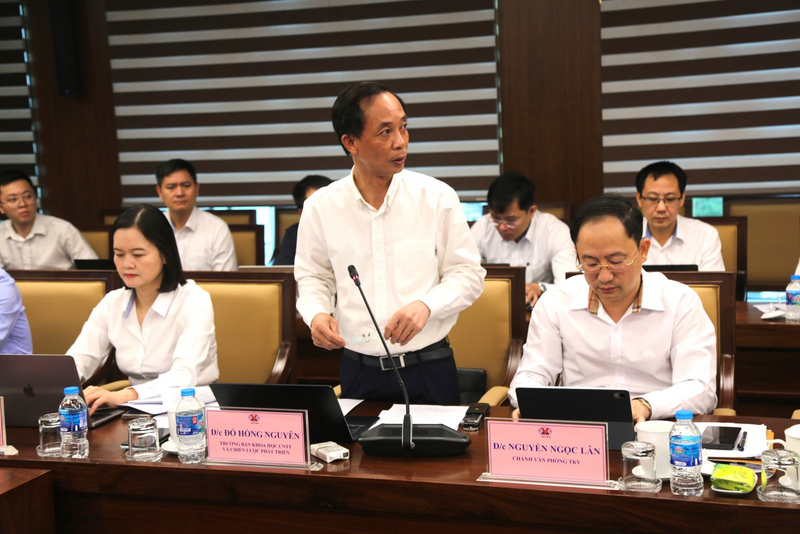 Đồng chí Đỗ Hồng Nguyên, Trưởng Ban Khoa học Công nghệ Thông tin và Chiến lược phát triển Tập đoàn báo cáo tại cuộc họp