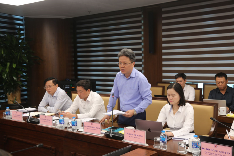 Phó Tổng giám đốc Tập đoàn Nguyễn Tiến Mạnh - Tổ trưởng Tổ giúp việc số 4, Ban Chỉ đạo Chuyển đổi số TKV phát biểu tại cuộc họp