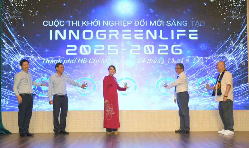 Lãnh đạo nhà trường và các đại biểu thực hiện nghi thức phát động cuộc thi InnoGreenLife lần thứ 5. Ảnh: Minh Khuê.