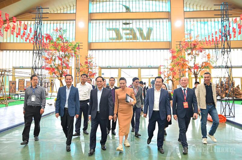 Phó Thủ tướng Bùi Thanh Sơn kiểm tra tiến độ triển khai Hội chợ Mùa Thu 2025. (Ảnh: Nam Nguyễn)