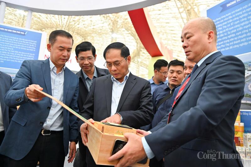 Phó Thủ tướng thăm một số gian hàng địa phương, trưng bày các sản phẩm OCOP đặc trưng. (Ảnh: Nam Nguyễn)
