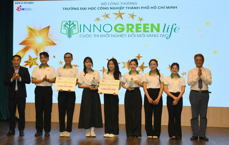 Ban Tổ chức trao giải "Yếu thích nhất" và giải "Sáng tạo nhất" cho dự án đoạt giải. Ảnh: Minh Khuê.