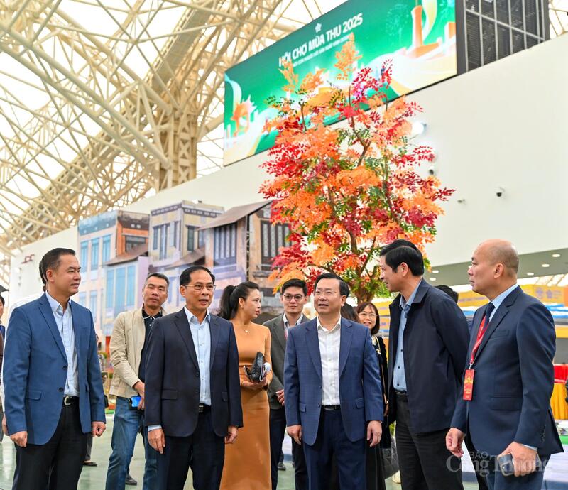Ông Võ Nguyên Phong – Giám đốc Sở Công Thương Hà Nội (thứ 3 từ phải sang) báo cáo với Phó Thủ tướng tiến độ triển khai các gian hàng của UBND thành phố. (Ảnh: Nam Nguyễn)