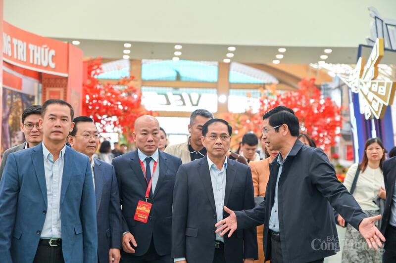 Thứ trưởng Hồ An Phong (bên phải) báo cáo tiến độ các hạng mục ngành văn hoá đến Phó Thủ tướng.