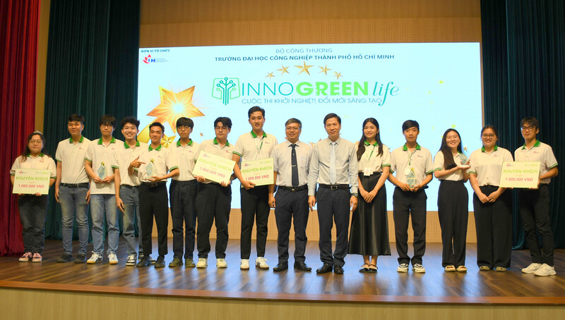 PGS.TS Trịnh Ngọc Nam - Trưởng phòng Quản lý khoa học và Hợp tác Quốc tế và TS. Bùi Hồng Quân - Cố vấn công nghệ Trung tâm Đổi mới sáng tạo, khởi nghiệp và chuyển giao công nghệ trao giải khuyến khích cho các dự án đoạt giải. Ảnh Minh Khuê.