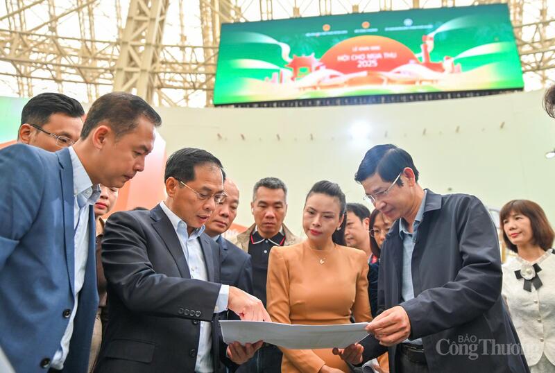 Phó Thủ tướng chỉ đạo triển khai gấp rút các hạng mục, sẵn sàng cho lễ khai mạc diễn ra vào tối 25/10. (Ảnh: Nam Nguyễn)