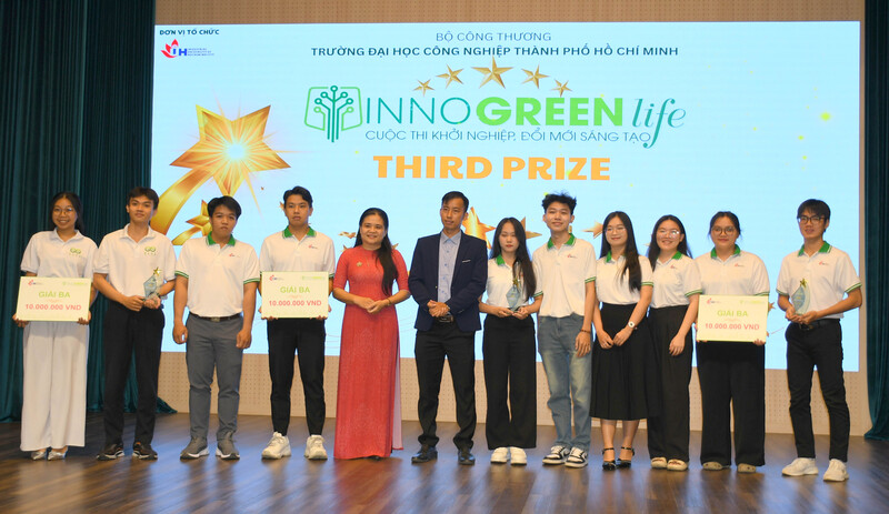 TS. Phạm Thị Hồng Phượng - Trưởng bộ môn Khoa Công nghệ Hóa học, Trưởng cộng đồng Ecotech - Techfest Việt Nam trao giải Ba cho các dự án đoạt giải. Ảnh: Minh Khuê.