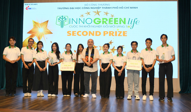 Ông Nguyễn Trung Dung - Chủ tịch HĐQT kiêm Tổng giám đốc Công ty CP DH Foods trao 2 giải Nhì cho: Dự án "Thanh năng lượng champion bar cho vận động viên (INNO0054) và Dự án "Sản phẩm Ecoscalegen - Nano collagen từ vảy cá lóc ứng dụng công nghệ sinh học xanh (INNOO52) của nhóm sinh viên, Viên công nghệ Sinh học và Thực phẩm. Ảnh: Minh Khuê.