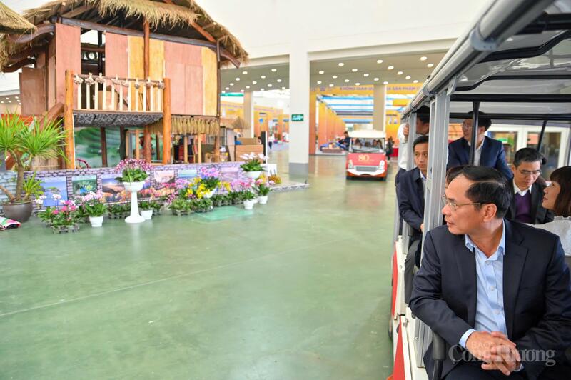 Phó Thủ tướng thị sát tiến độ triển khai các gian trưng bày tính đến sáng nay (24/10). (Ảnh: Nam Nguyễn)