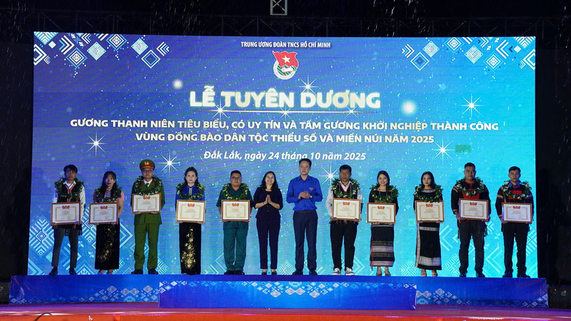 Tặng bằng khen của Trung ương Đoàn Thanh niên Cộng sản Hồ Chí Minh cho thanh niên đồng bào dân tộc thiểu số. Ảnh: Diệp Kính