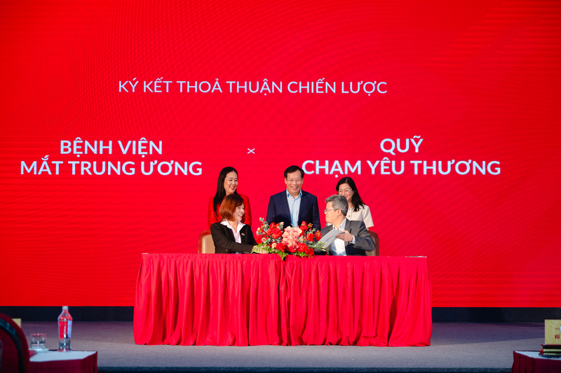 Đại diện Quỹ Chạm yêu thương ký kết Thỏa thuận hợp tác với Bệnh viện Mắt Trung ương.