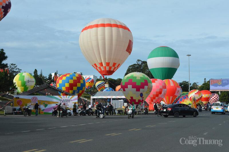 Từ sáng sớm các Khinh khí cầu được thổi lên để phục cho nhân dân và du khách. Ảnh: Lê Sơn
