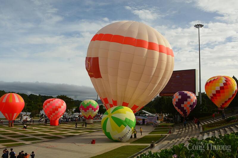 Lễ hội Khinh khí cầu và nghệ thuật Lâm Đồng năm 2025 được đông đảo nhân dân và du khách đến tham quan. Ảnh: Lê Sơn