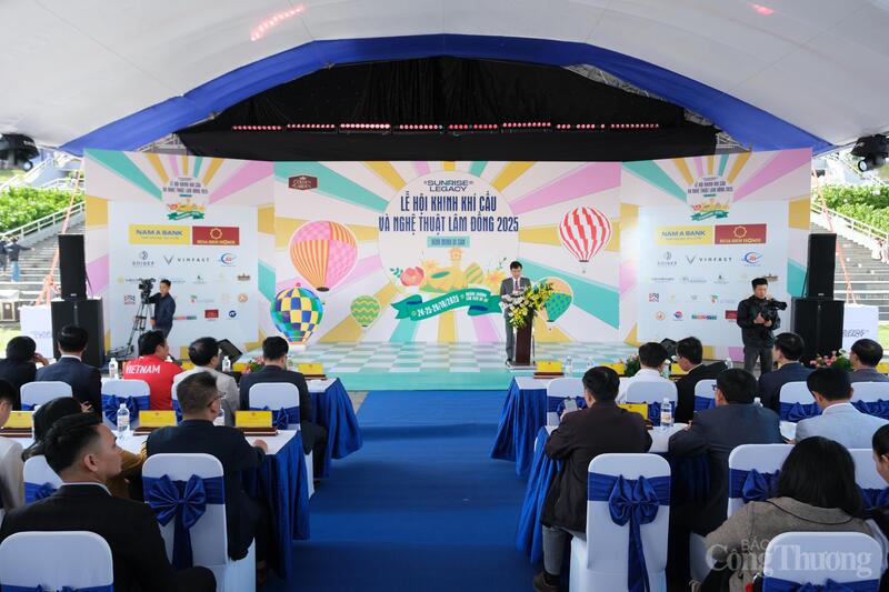 Quang cảnh lễ khai mạc Lễ hội Khinh khí cầu và nghệ thuật tỉnh Lâm Đồng năm 2025. Ảnh: Lê Sơn