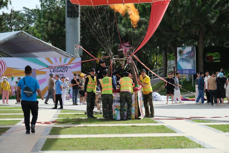 Các nhân viên đốt khí để Khinh khí cầu bay lên. Ảnh: Lê Sơn