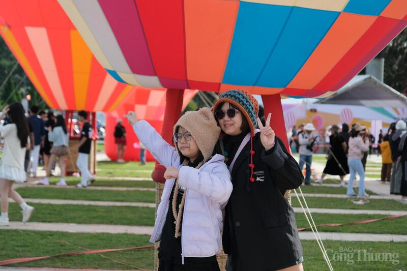 Du khách tạo dáng check in bên Khinh khí cầu. Ảnh: Lê Sơn