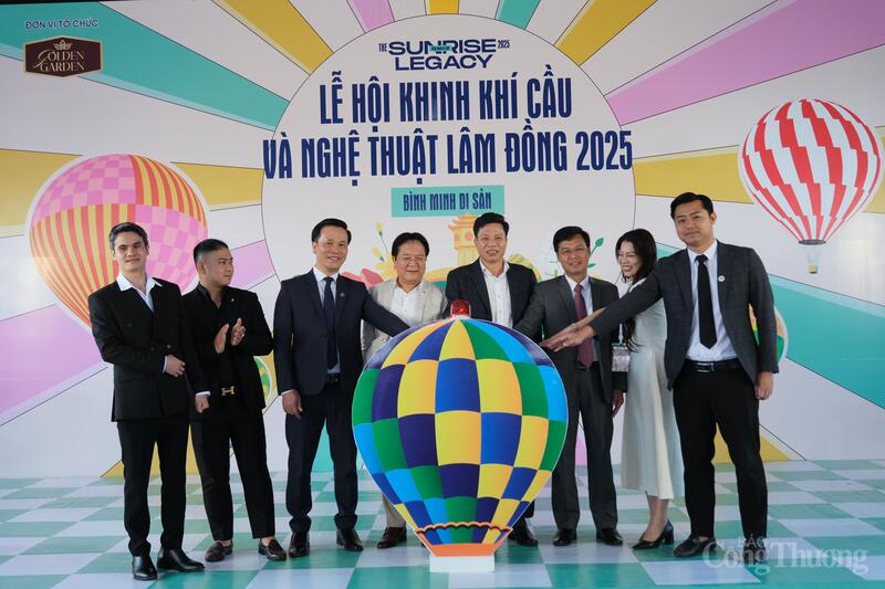 Các đại biểu thực hiện nghi thức nhấn nút khai mạc Lễ hội Khinh khí cầu và nghệ thuật tỉnh Lâm Đồng năm 2025. Ảnh: Lê Sơn