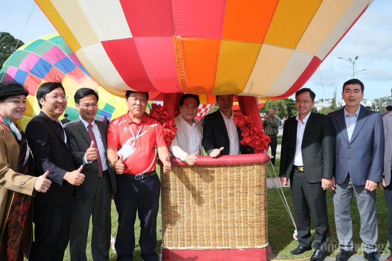 Các đại biểu chụp hình lưu niệm bên Khinh khí cầu. Ảnh: Lê Sơn