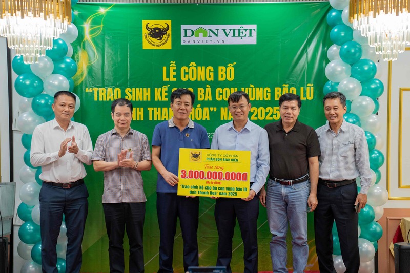 Ông Ngô Văn Đông - Tổng Giám đốc Công ty CP Phân bón Bình Điền, trao số tiền hỗ trợ cho Tổng Biên tập Báo Nông thôn Ngày nay/Dân Việt Nguyễn Văn Hoài, để mang sinh kế đến bà con vùng bão lũ xã Nông Cống, tỉnh Thanh Hóa. Ảnh: H.Phúc