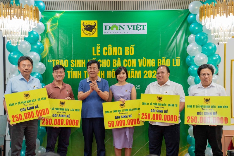 Các đơn vị thành viên của Công ty CP Phân bón Bình Điền trao phần gói sinh kế, cùng chung tay hỗ trợ bà con nông dân xã Nông Cống, tỉnh Thanh Hóa sau bão lũ. Ảnh: H.Phúc