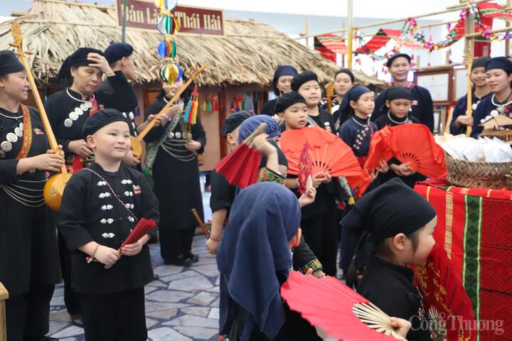 Bà con làng Thái Hải (Thái Nguyên) sẵn sàng cho Hội chợ Mùa Thu 2025. Ảnh: Hoa Quỳnh