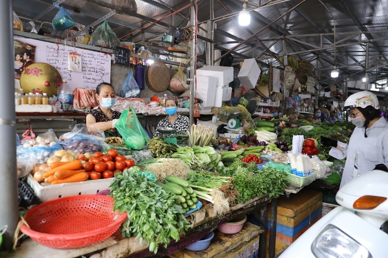 Các chợ truyền thống đáp ứng nhu cầu giao thương hàng hóa cho nhân dân trong xã. Ảnh: Nam Nguyễn