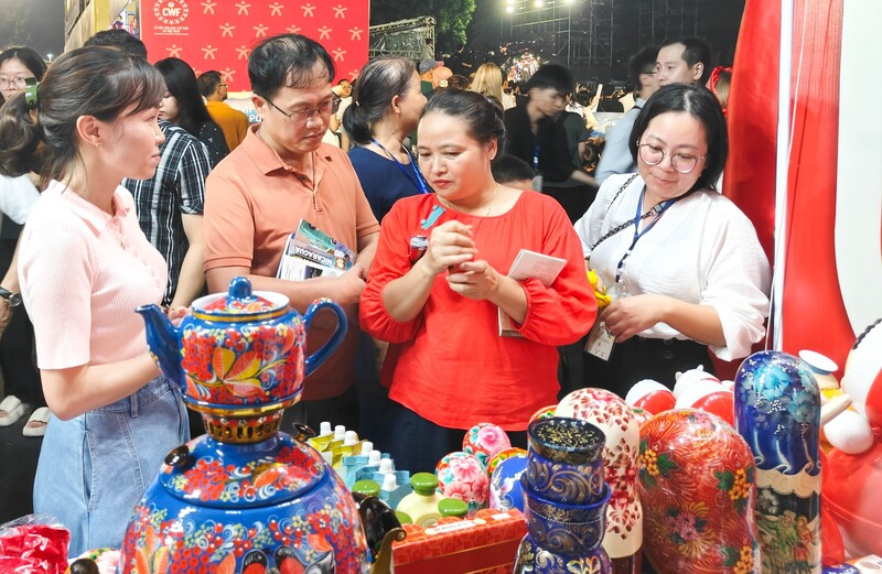 Nhiều người Việt Nam dành tình cảm chân thành cho các quà tặng lưu niệm Nga như búp bê Matryoshka, lật đật Nga, ấm Samovar. Ảnh: NVCC.