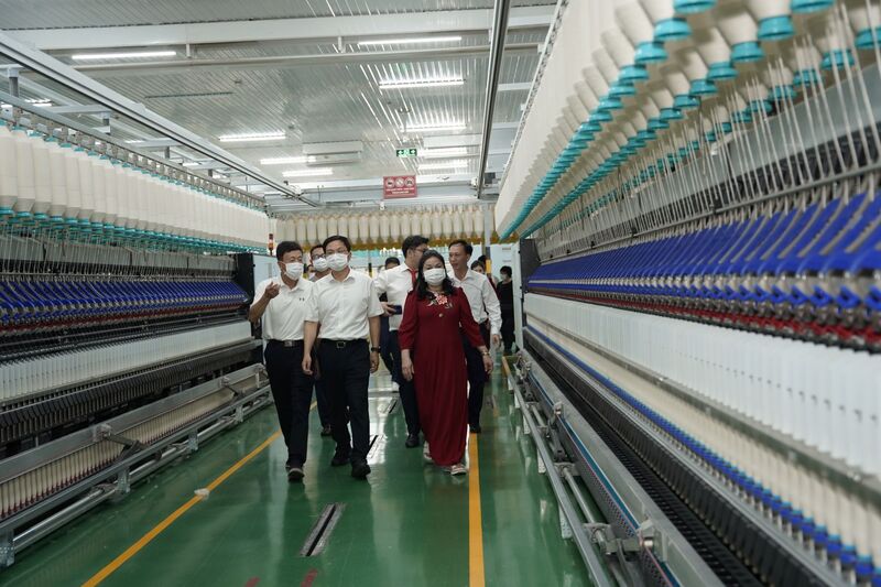Thị trưởng thành phố Hồ Châu thăm và làm việc tại Công ty TNHH DragonTextiles 2 thuộc Công ty Cổ phần Đầu tư Xuất nhập khẩu Thăng Long – Dragon Group tại xã Quỳnh An (tỉnh Hưng Yên) Ảnh: Trịnh Cường