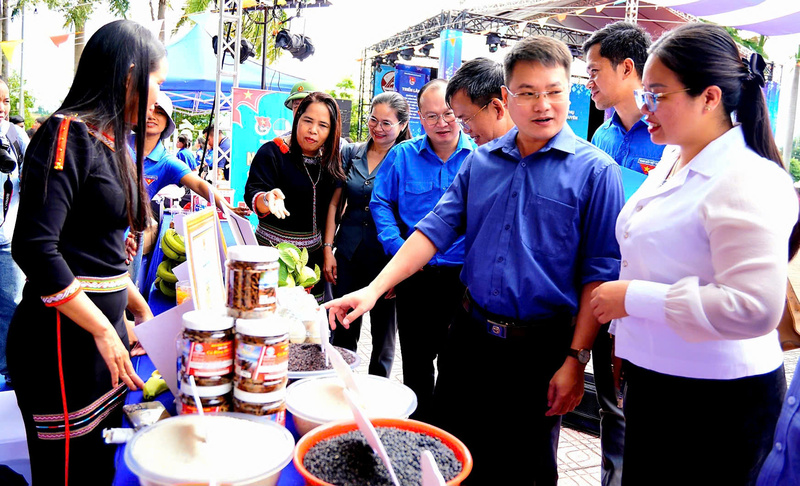 Thanh niên đồng bào dân tộc thiểu số với những sản phẩm trưng bày tại triển lãm gian hàng, quảng bá các sản phẩm khởi nghiệp ở xã Liên Sơn Lắk. Ảnh: Diệp Kính
