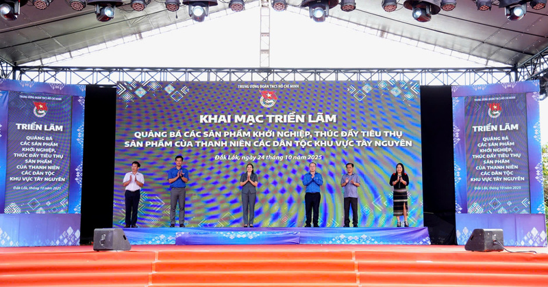 Khai mạc triển lãm gian hàng, quảng bá các sản phẩm khởi nghiệp, thúc đẩy tiêu thụ sản phẩm của thanh niên các dân tộc khu vực Tây Nguyên. Ảnh: Diệp Kính