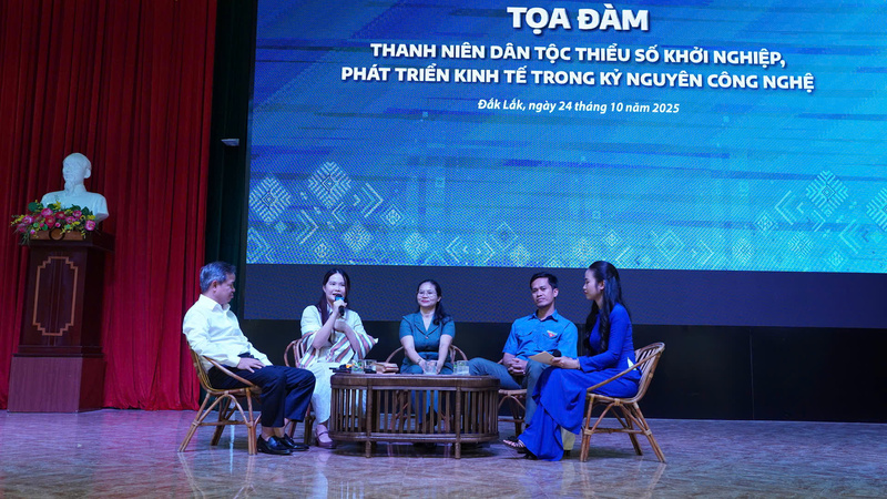 Các đại biểu tại buổi tọa đàm, với chủ đề: Thanh niên dân tộc thiểu số khởi nghiệp, phát triển kinh tế trong kỷ nguyên công nghệ. Ảnh: Diệp Kính