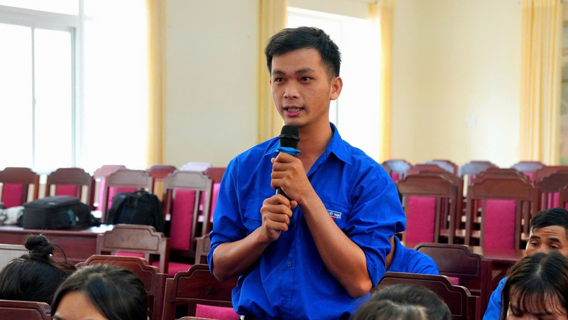 Đoàn viên thanh niên nêu câu hỏi tại buổi tọa đàm. Ảnh: Diệp Kính