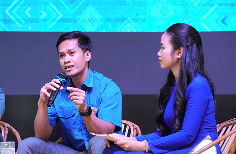 Các đại biểu trả lời câu hỏi của đoàn viên thanh niên tại buổi tọa đàm. Ảnh: Diệp Kính
