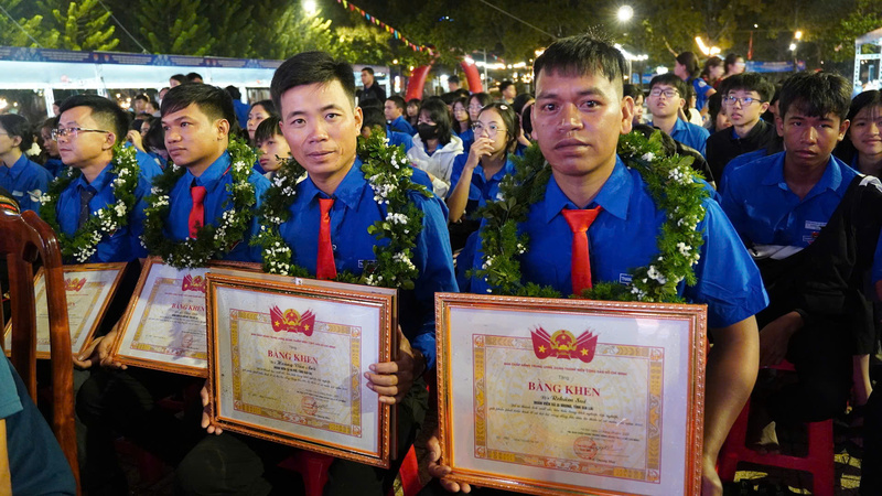 Tặng bằng khen của Trung ương Đoàn Thanh niên Cộng sản Hồ Chí Minh cho thanh niên đồng bào dân tộc thiểu số. Ảnh: Diệp Kính