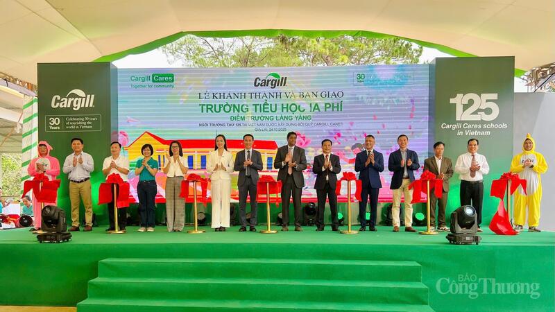Các đại biểu cắt băng khánh thành Trường Tiểu học Ia Phí - điểm trường Làng Yăng. Ảnh: Hiền Mai